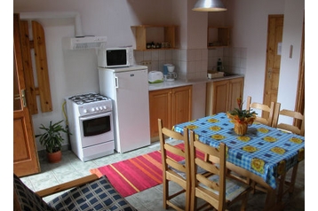 Hungría Privát Kehidakustány, Exterior
